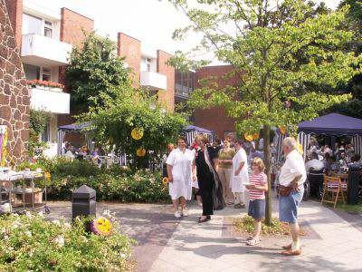Ein Sommerfest vorm Haus Bethel im Altenzentrum Kirchrode Altenheim Pflegeheim Altenzentrum Kirchrode in Hannover