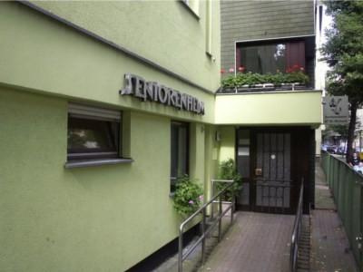 Der Eingang des Seniorenheims
