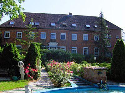 Das Herrenhaus ist umgeben von viel Grün