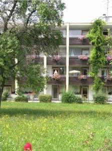 Viele Pflegezimmer verfügen über einen Balkon mit Blick in die Gartenanlage